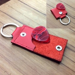 1x Pochette cuir rouge artisanal avec protection interne.
