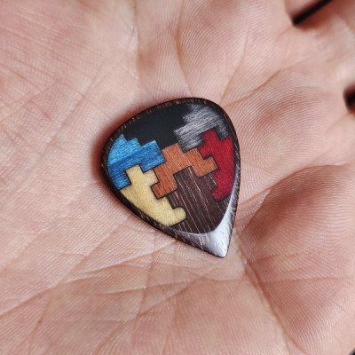 Médiator Modèle spécial Puzzle 7 bois | Riki le Plectrier Médiator Modèle spécial Puzzle 7 bois | Riki le Plectrier