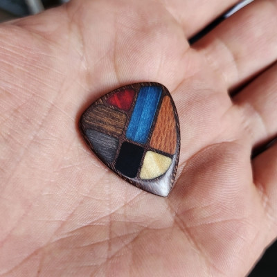 Médiator Modèle spécial Puzzle 7 bois | Riki le Plectrier Médiator Modèle spécial Puzzle 7 bois | Riki le Plectrier