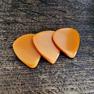 Pick Vintage Bakelite| Riki the Pick Maker
