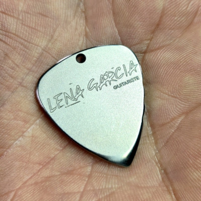 Personalised guitar pick with laser engraving – Titanium or stainless steel – 7 shapes