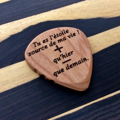 Personalized plectrum with laser engraving on wood – 3 models to choose from